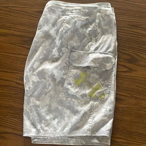 Under Armour “Storm” heat gear Board Shorts Size 38 great shape